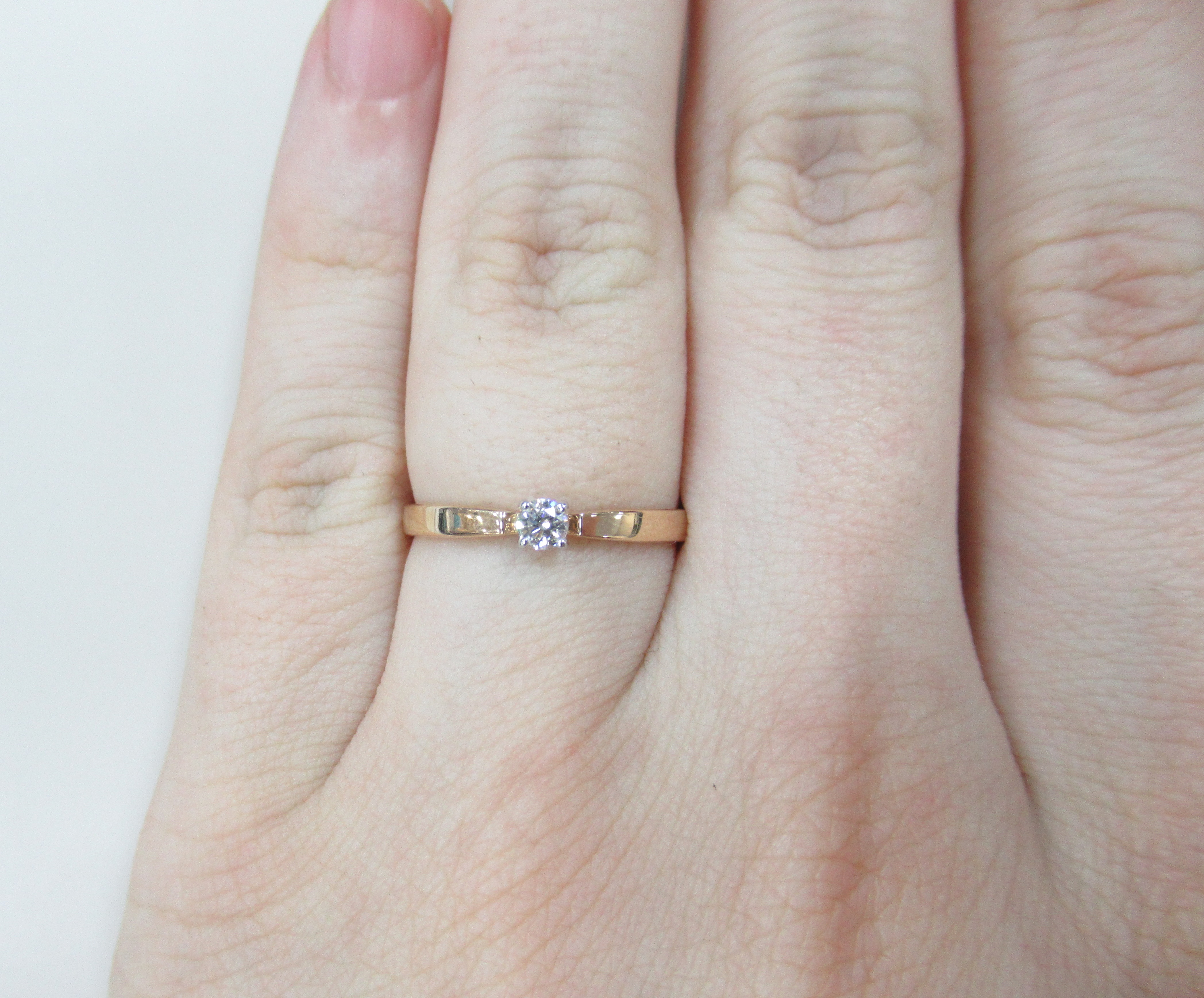 Кольцо из золота с бриллиантом